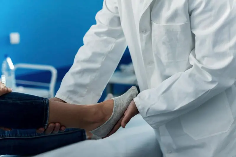 Should I Let My Heel Heal or Visit a Doctor?